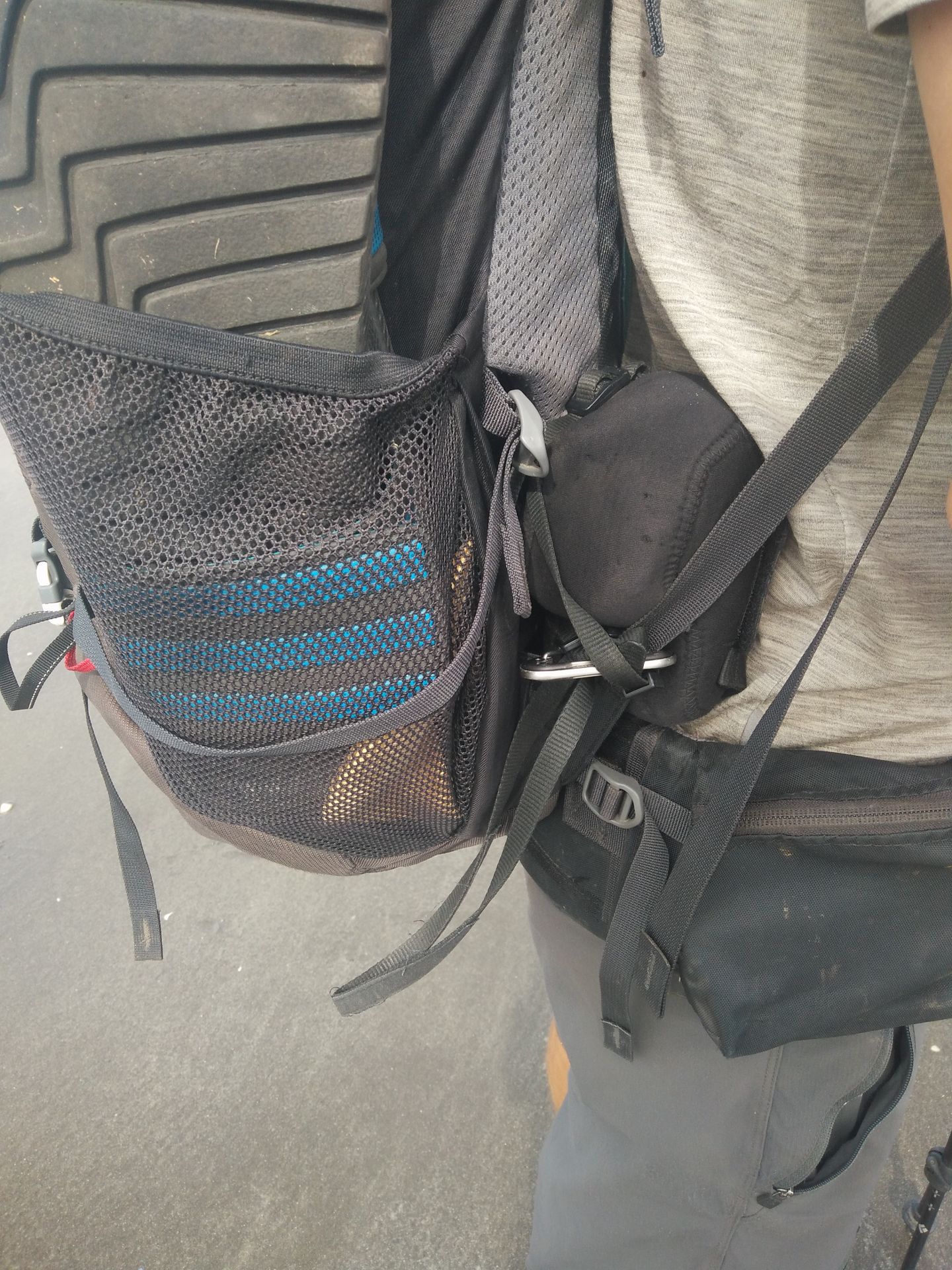 Kamera am Schultergurt des Rucksack