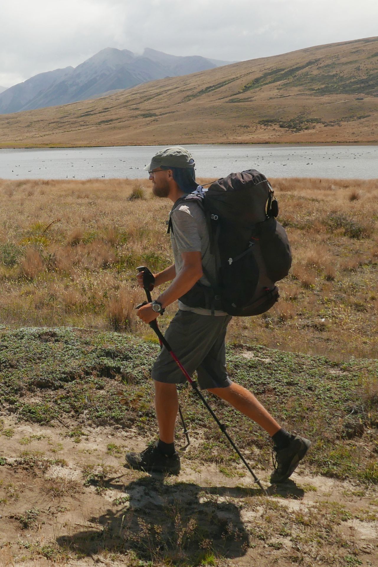 Wanderer mit Buff als Nackenschutz unter der Kappe