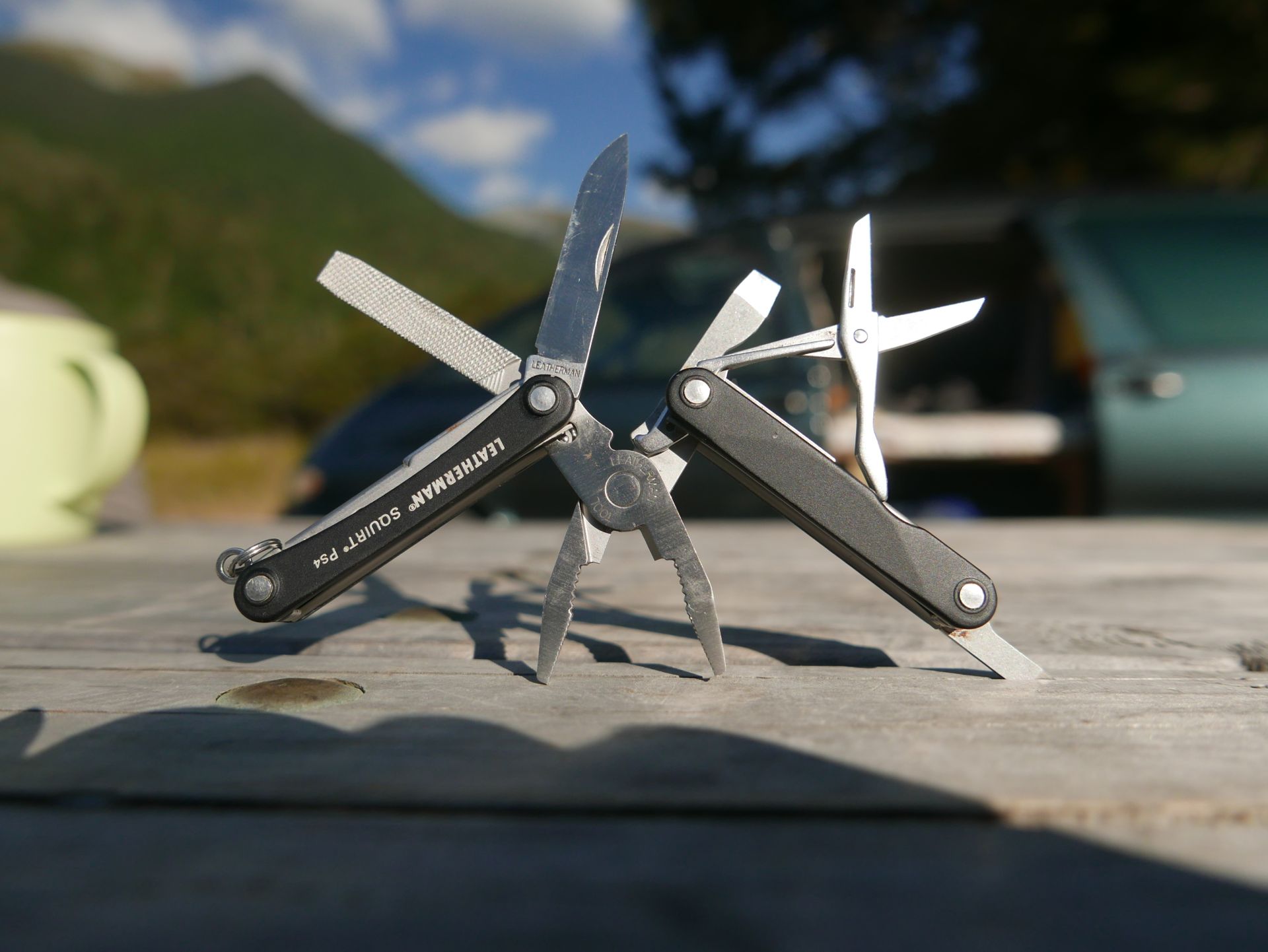 offener Leatherman Squirt PS4 auf Picknicktisch